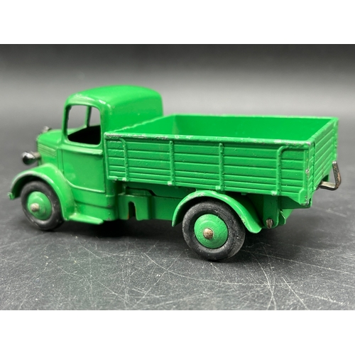 12 - Dinky Toys 25W Bedford Truck, Light Green cab and truck body and hubs
(100g)
few chips
Incorrect box... 