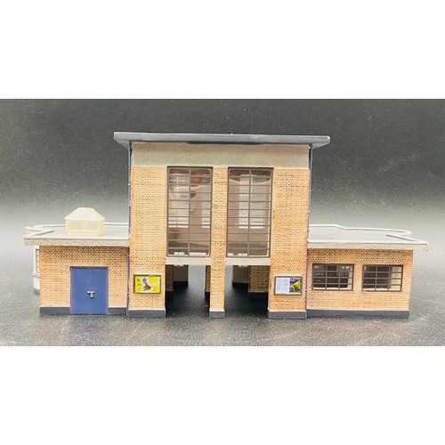 260 - Scenecraft by Bachman 'OO' Scale 44-066 Art Deco Station Building. (Unboxed) Previously used in a la... 