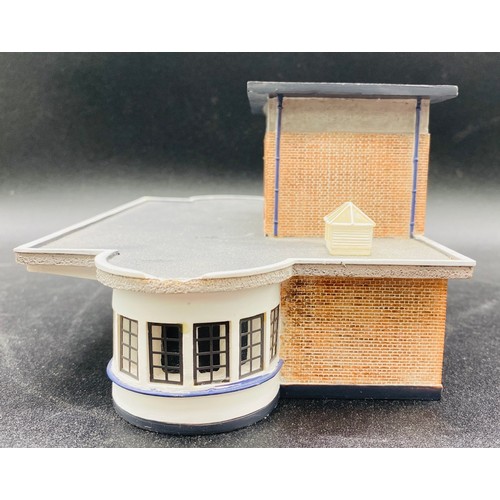 260 - Scenecraft by Bachman 'OO' Scale 44-066 Art Deco Station Building. (Unboxed) Previously used in a la... 