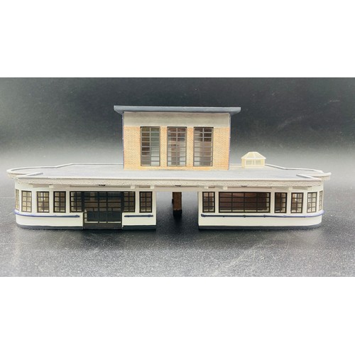 260 - Scenecraft by Bachman 'OO' Scale 44-066 Art Deco Station Building. (Unboxed) Previously used in a la... 