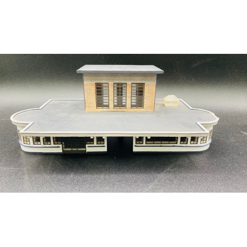 260 - Scenecraft by Bachman 'OO' Scale 44-066 Art Deco Station Building. (Unboxed) Previously used in a la... 