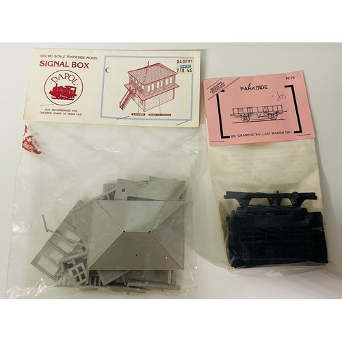 264 - 43 New in Pack HO/OO Model Scenery & Accessories (43) 2600g. Please see photographs for detail.
Incl... 