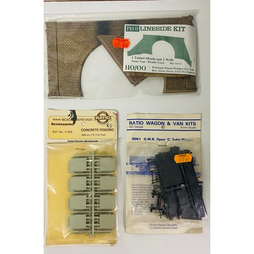 264 - 43 New in Pack HO/OO Model Scenery & Accessories (43) 2600g. Please see photographs for detail.
Incl... 