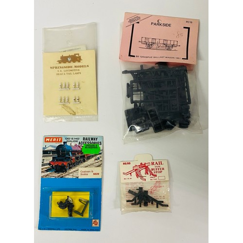 264 - 43 New in Pack HO/OO Model Scenery & Accessories (43) 2600g. Please see photographs for detail.
Incl... 