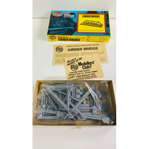 265 - 21 Airfix New in Pack HO/OO Model Kits & Parts (21) 2600g. Please see photographs for detail.
Includ... 