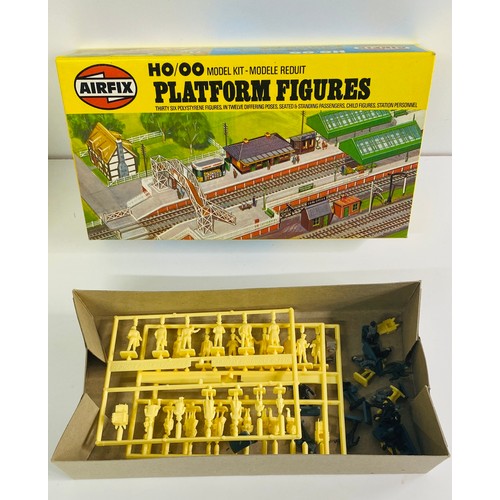 265 - 21 Airfix New in Pack HO/OO Model Kits & Parts (21) 2600g. Please see photographs for detail.
Includ... 