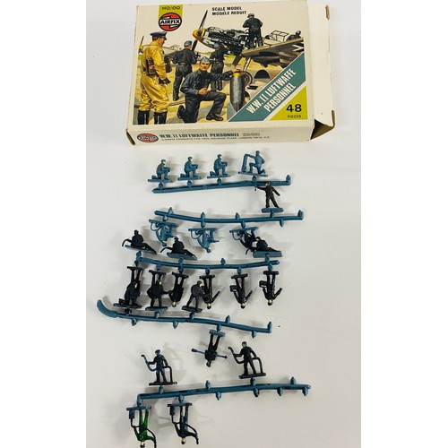 267 - Metal and Plastic Trackside OO Gauge Accessories (59) 250g. 
Please see photographs for detail.