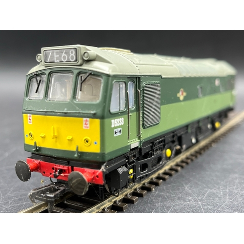 110 - Two Bachmann Class 25 Diesel Locomotives, Tested Runners
(1200g)
Bachmann Branchline 32-402 Class 25... 