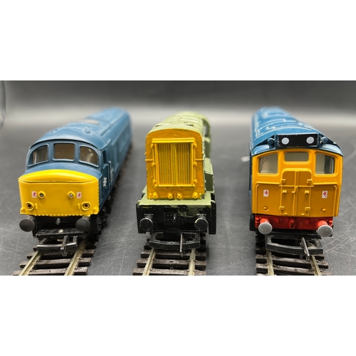 115 - Three OO Gauge Diesel/Electric Locomotives Un-boxed, Tested Runners
(1200g)
Bachmann Branchline 31-0... 