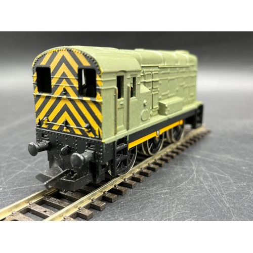 115 - Three OO Gauge Diesel/Electric Locomotives Un-boxed, Tested Runners
(1200g)
Bachmann Branchline 31-0... 