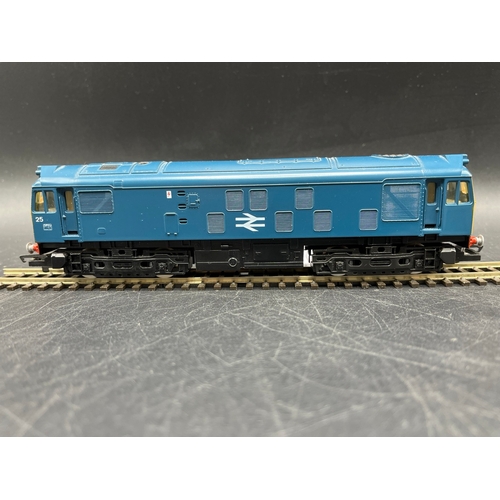 115 - Three OO Gauge Diesel/Electric Locomotives Un-boxed, Tested Runners
(1200g)
Bachmann Branchline 31-0... 