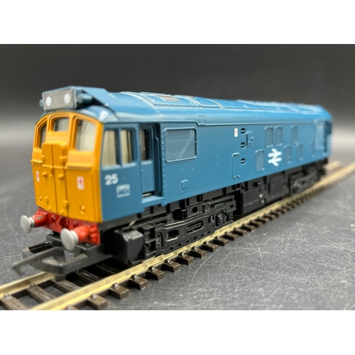 115 - Three OO Gauge Diesel/Electric Locomotives Un-boxed, Tested Runners
(1200g)
Bachmann Branchline 31-0... 