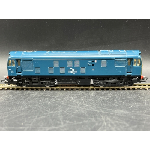 115 - Three OO Gauge Diesel/Electric Locomotives Un-boxed, Tested Runners
(1200g)
Bachmann Branchline 31-0... 