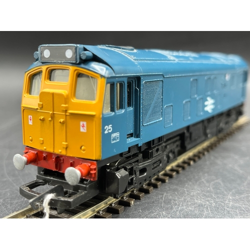 115 - Three OO Gauge Diesel/Electric Locomotives Un-boxed, Tested Runners
(1200g)
Bachmann Branchline 31-0... 