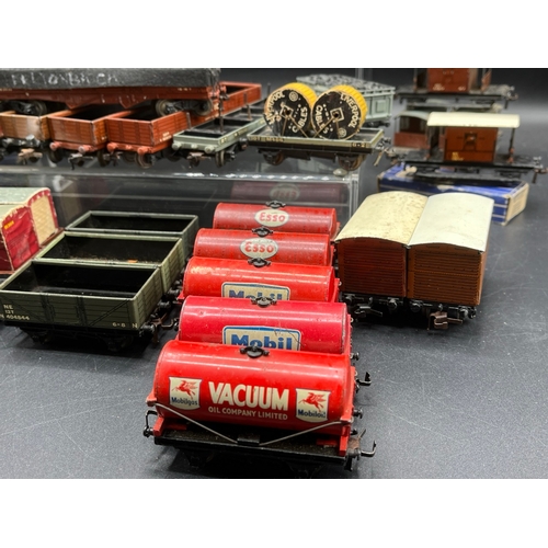 25 - 38 Dublo Rolling-stock in varying condition, few boxed
(3400g)