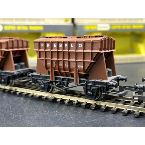 17 - OO gauge Wrenn Rake of 6 W5081 Cement Wagon 'Presflo' each boxed
(600g)
Presflo 20T Running # 72 13-... 