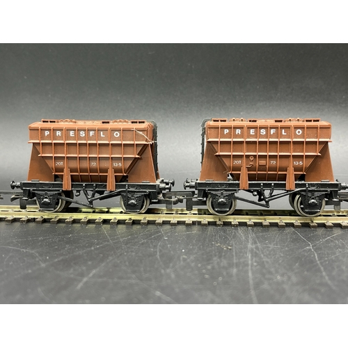 17 - OO gauge Wrenn Rake of 6 W5081 Cement Wagon 'Presflo' each boxed
(600g)
Presflo 20T Running # 72 13-... 