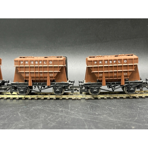 17 - OO gauge Wrenn Rake of 6 W5081 Cement Wagon 'Presflo' each boxed
(600g)
Presflo 20T Running # 72 13-... 