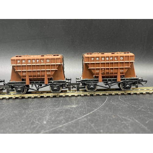 17 - OO gauge Wrenn Rake of 6 W5081 Cement Wagon 'Presflo' each boxed
(600g)
Presflo 20T Running # 72 13-... 