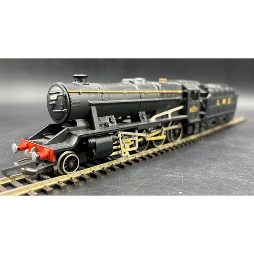 166 - A Wrenn Railways 8F Freight 2-8-0 Tender Locomotive (W2225A). LMS Black RN 8233. Tested Runner 
(750... 