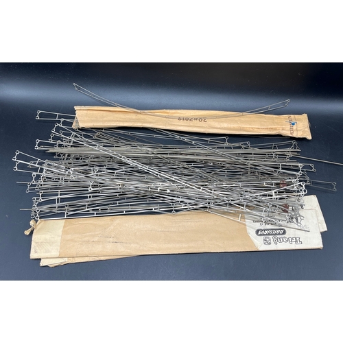 77 - Job Lot of HO/OO Catenary Supports and Wires from Jouef, Marklin and triangles Railways
(2000g)
Imag... 