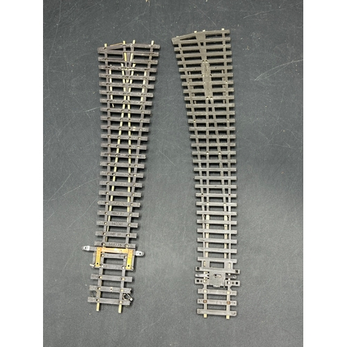 79 - OO Gauge previously used cross-overs and turn-outs from Farish and Peco
(600g)
one turnout Jouef/Pla... 