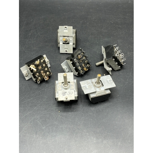 78 - Six H&M SM3 switches in boxes, Two H&M SL4 Panel mounting switch, plus
(3200g)
Fleischmann 76 Bogies... 