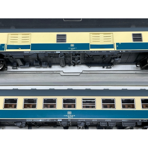 142 - Three Fleischmann DB Coaches, 5190, 5191 & 5192 each cased
(600g)
Aqua Blue/Cream livery
'Ready-to-R... 