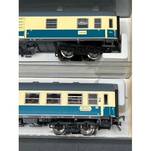 142 - Three Fleischmann DB Coaches, 5190, 5191 & 5192 each cased
(600g)
Aqua Blue/Cream livery
'Ready-to-R... 