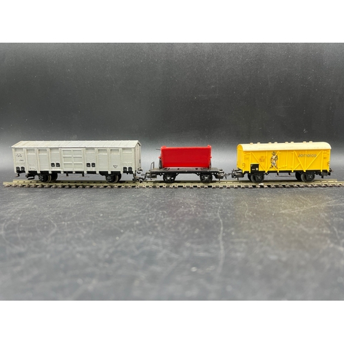 144 - 18 HO/OO Rolling stock from Joeuf/Playcraft, Rivarossi, Märklin
(1000g)
also Triang and Hornby Dublo... 