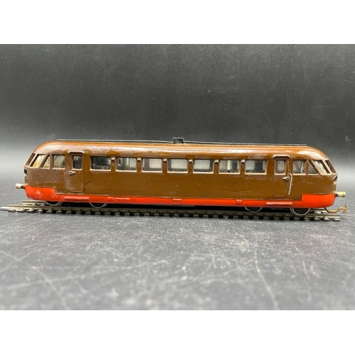 125 - A continental Locomotive, Tram and Railcar each motorised with two Brown/Silver cars/coaches
(2500g)... 