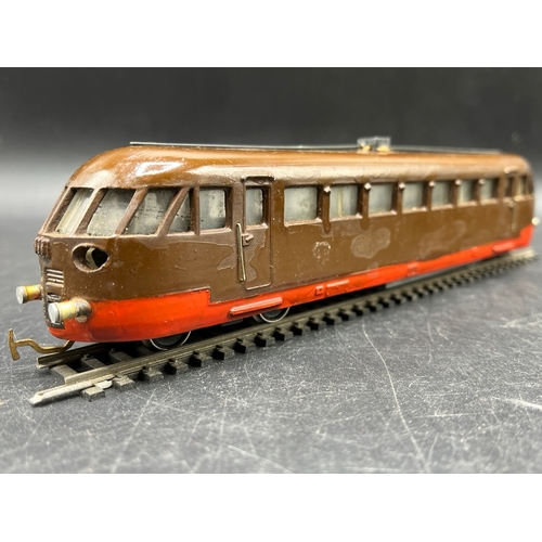 125 - A continental Locomotive, Tram and Railcar each motorised with two Brown/Silver cars/coaches
(2500g)... 