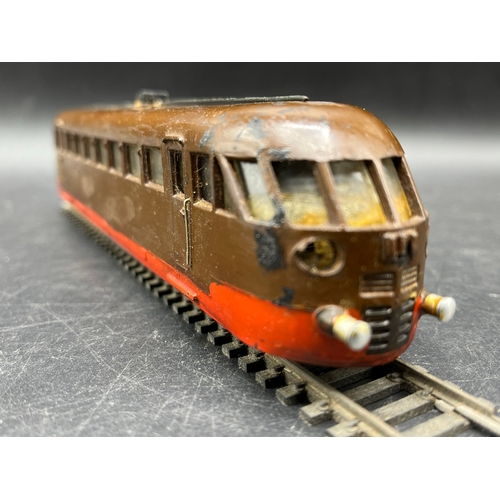 125 - A continental Locomotive, Tram and Railcar each motorised with two Brown/Silver cars/coaches
(2500g)... 