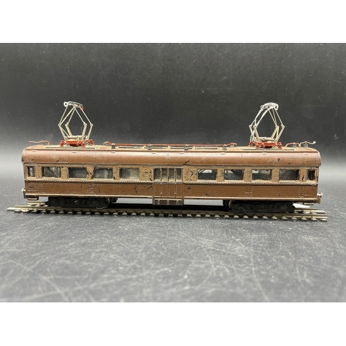 125 - A continental Locomotive, Tram and Railcar each motorised with two Brown/Silver cars/coaches
(2500g)... 