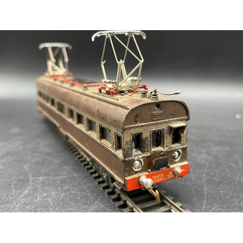 125 - A continental Locomotive, Tram and Railcar each motorised with two Brown/Silver cars/coaches
(2500g)... 