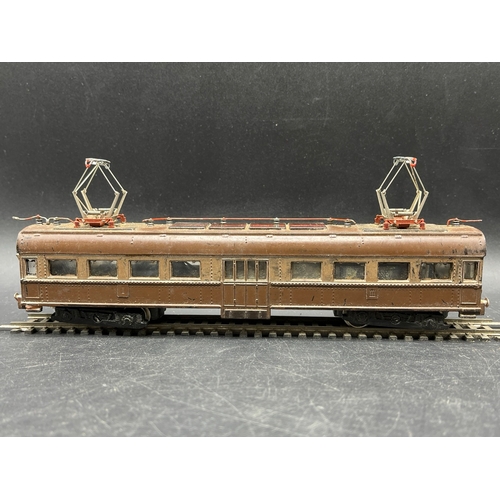 125 - A continental Locomotive, Tram and Railcar each motorised with two Brown/Silver cars/coaches
(2500g)... 