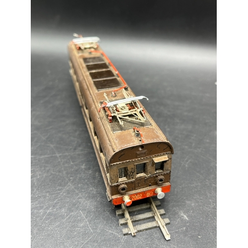 125 - A continental Locomotive, Tram and Railcar each motorised with two Brown/Silver cars/coaches
(2500g)... 