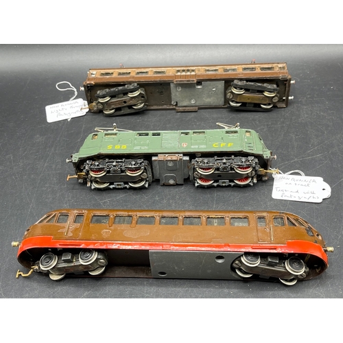 125 - A continental Locomotive, Tram and Railcar each motorised with two Brown/Silver cars/coaches
(2500g)... 