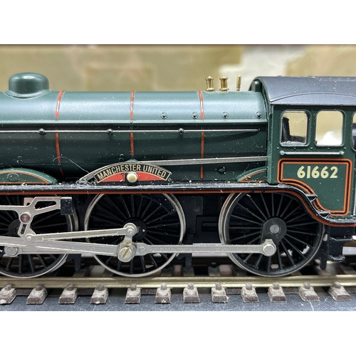 236 - Two OO Hornby Steam Locomotives 
(1100g)
Hornby R1074 Class A3 4-6-2 60052 