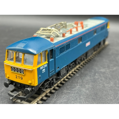 238 - Four OO Diesel/Electric locomotives, three tested Runners
(1500g)
Hornby R073 Class 47 D1670 'Mammot... 