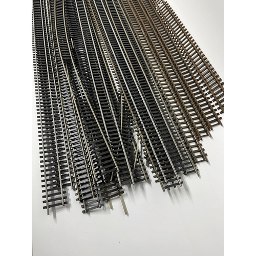 80 - OO gauge track from various manufacturers, mostly flexi
(2000g)
Poor to Fair condition
Minimum of 12... 