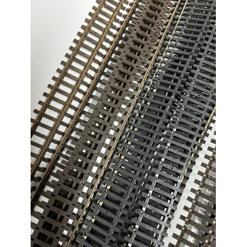 80 - OO gauge track from various manufacturers, mostly flexi
(2000g)
Poor to Fair condition
Minimum of 12... 