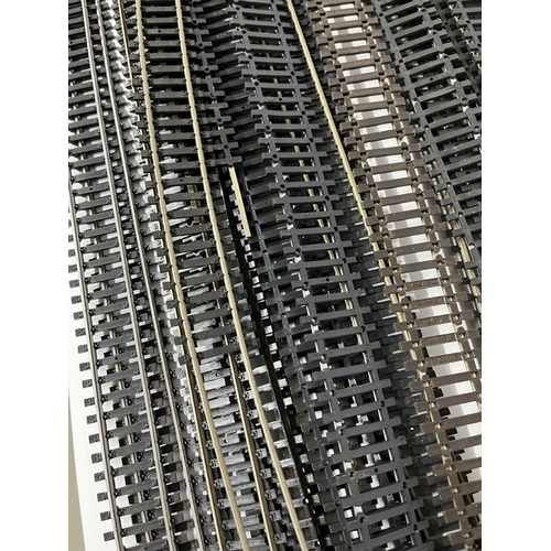 80 - OO gauge track from various manufacturers, mostly flexi
(2000g)
Poor to Fair condition
Minimum of 12... 