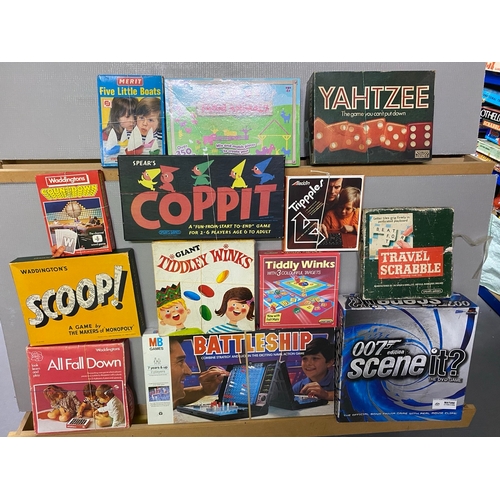 365 - 12 Vintage Board Games including.
(7300g)
Yahtzee, Travel Scrabble, Scene It, Countdown, Battleship,... 