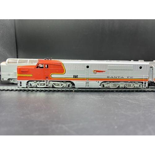 129 - A glorious Santa Fe HO train of 12 including Athearn motorised Co-Co #75 ALCO Pa1 diesel locomotive,... 