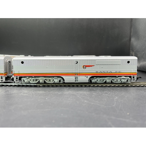 129 - A glorious Santa Fe HO train of 12 including Athearn motorised Co-Co #75 ALCO Pa1 diesel locomotive,... 