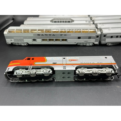 129 - A glorious Santa Fe HO train of 12 including Athearn motorised Co-Co #75 ALCO Pa1 diesel locomotive,... 