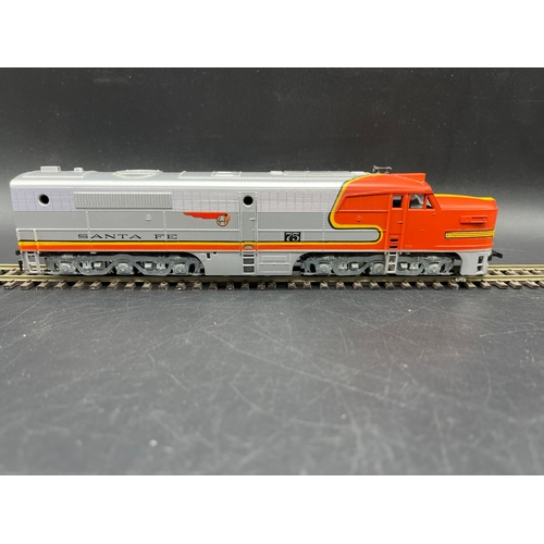 129 - A glorious Santa Fe HO train of 12 including Athearn motorised Co-Co #75 ALCO Pa1 diesel locomotive,... 