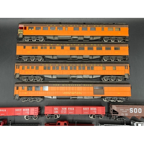 140 - HO gauge Rolling stock, 4 Rivarossi 'The Milwaukee Road' Cars and 12 'Ready-to-Roll' Wagons, with
(1... 