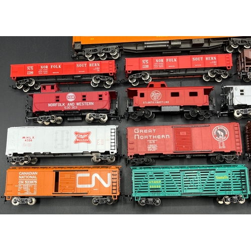 140 - HO gauge Rolling stock, 4 Rivarossi 'The Milwaukee Road' Cars and 12 'Ready-to-Roll' Wagons, with
(1... 